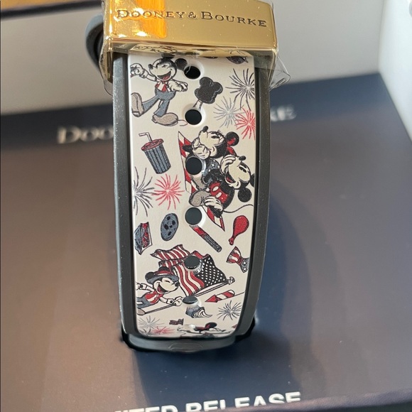 Dooney & Bourke 2021 Limited Release Mickie & Minnie Americana Magic Band. - Picture 5 of 7